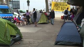 Latinos que dormían en la calle en París ocupan nuevo local desafectado