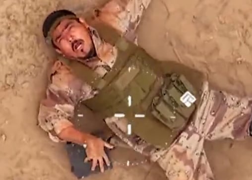 Joel Gonzáles cae en medio de un conflicto bélico al quedar indefenso ante un ataque enemigo. (Foto: América TV)