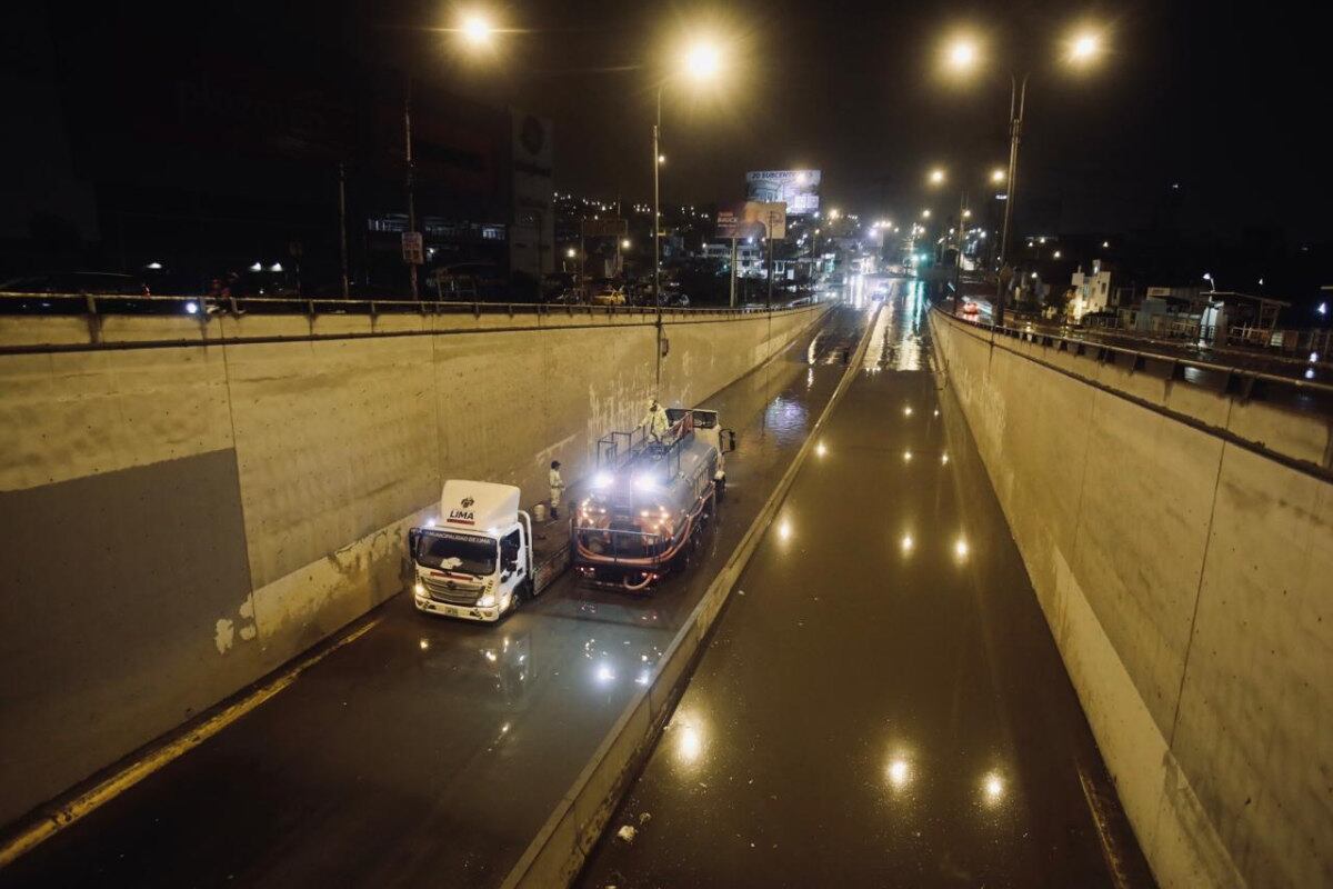 Bypass de Villa María del Triunfo inundado por aniego a causa de llovizna en la madrugada