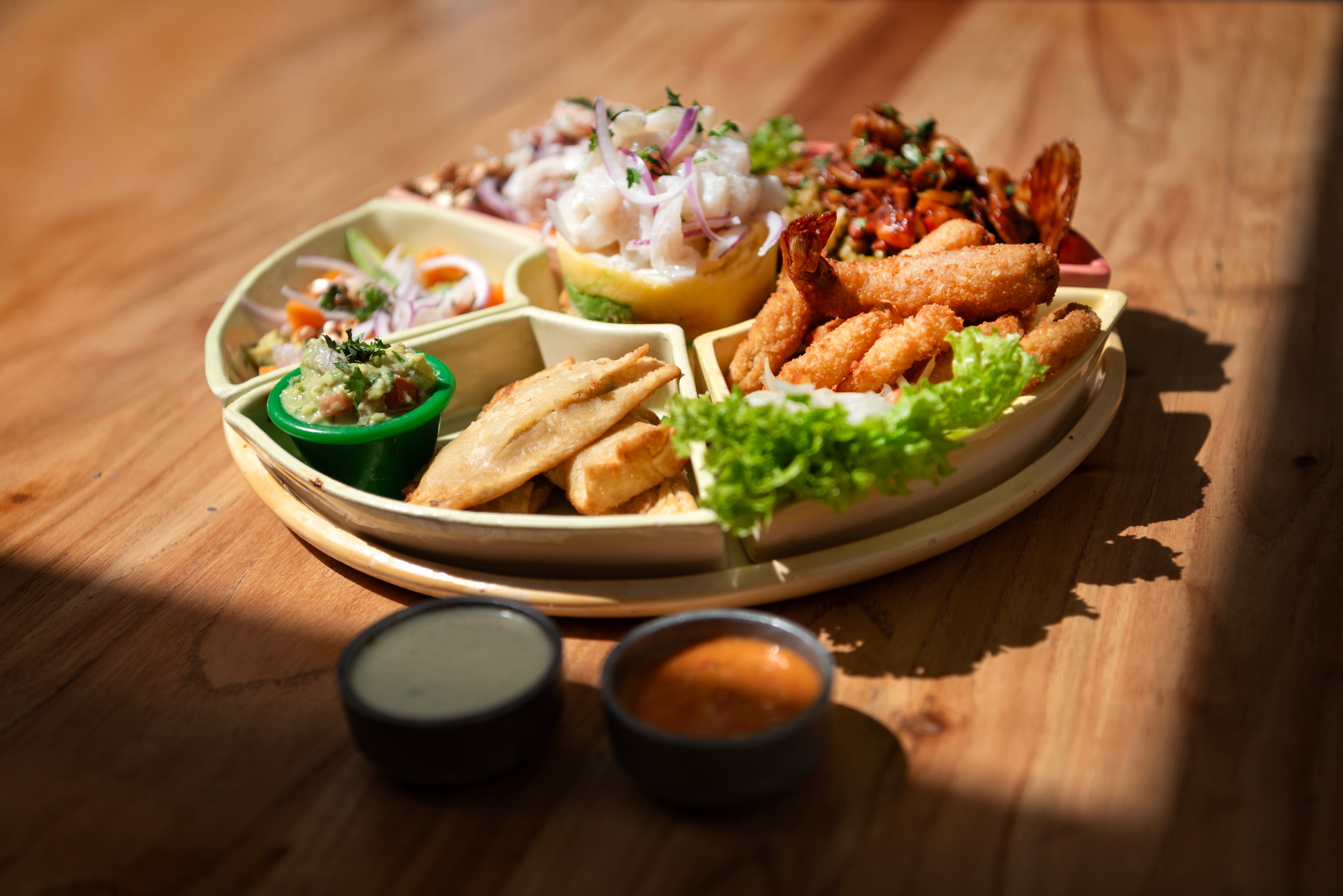 PIQUEO ENTRE PATAS: así se llama el combinado de chicharrón mixto, arroz norteño, cevicausa, tequeños de mariscos, tiradito al
aji amarillo y ceviche de mariscos que se ofrece en el Asu Mare - Barra Cevichera” de Palermo.