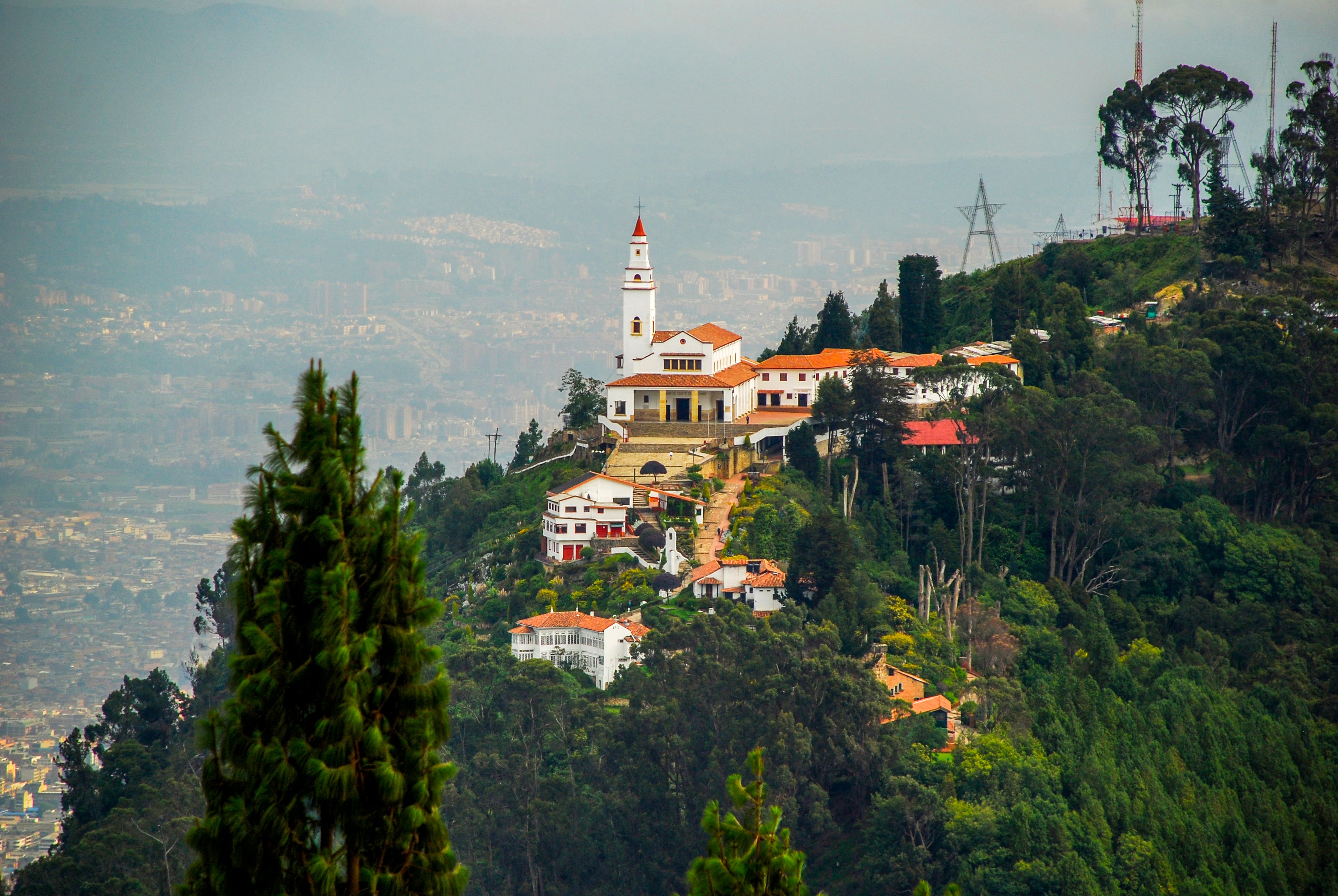 Cerro Monserrate es el mirador sagrado de Bogotá, donde la fe y la vista panorámica se unen en lo alto de los Andes.