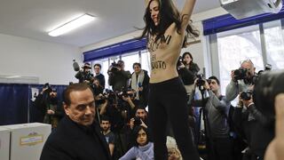 Activista de Femen en topless irrumpe en votación de Berlusconi
