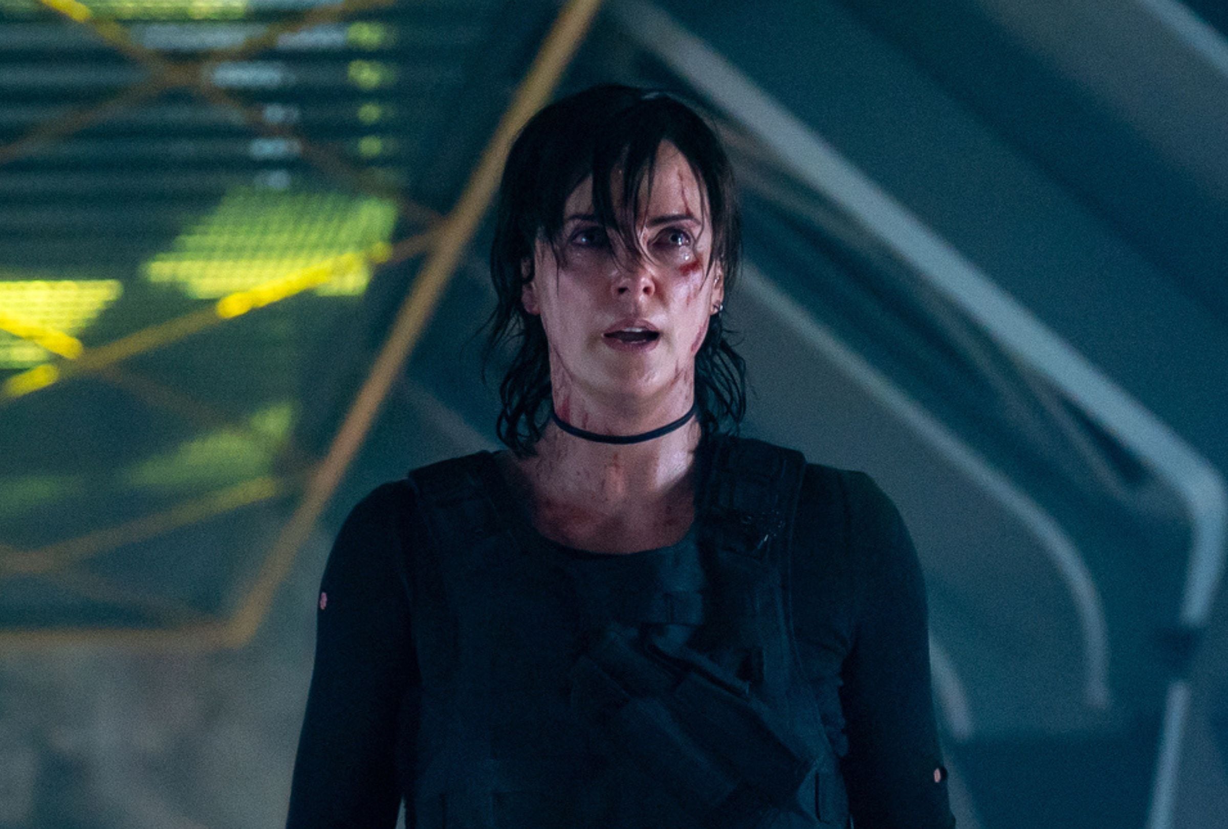 Charlize Theron como Andy en una escena de la película “La vieja guardia 2