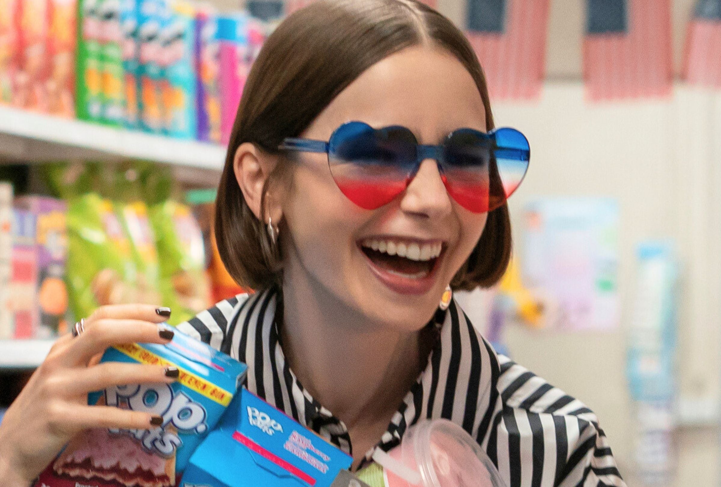 La actriz británicoestadounidense Lily Collins asume el rol protagonista de Emily Cooper a lo largo de las cinco temporadas de la serie de romance y comedia "Emily in Paris" (Foto: Netflix)