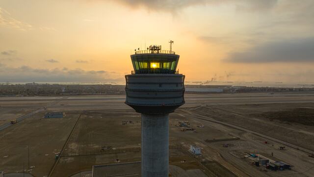 LAP ejecuta plan de reemplazo de vidrios en nueva torre de control del aeropuerto Jorge Chávez