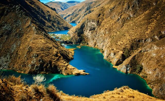 Nor Yauyos. Un tesoro escondido en la sierra peruana. Sus extensas llanuras, impresionantes lagunas y cascadas imponentes crean un escenario de belleza natural indescriptible. Este lugar remoto y virgen te transporta a un mundo de serenidad y conexión con la tierra. Nor Yauyos es el refugio perfecto para aquellos que buscan escapar de la rutina y explorar la naturaleza en su estado más puro. Cada rincón de este paraíso es un regalo para los sentidos y una invitación a descubrir la magia de la vida en la sierra peruana. (Civiatitis)