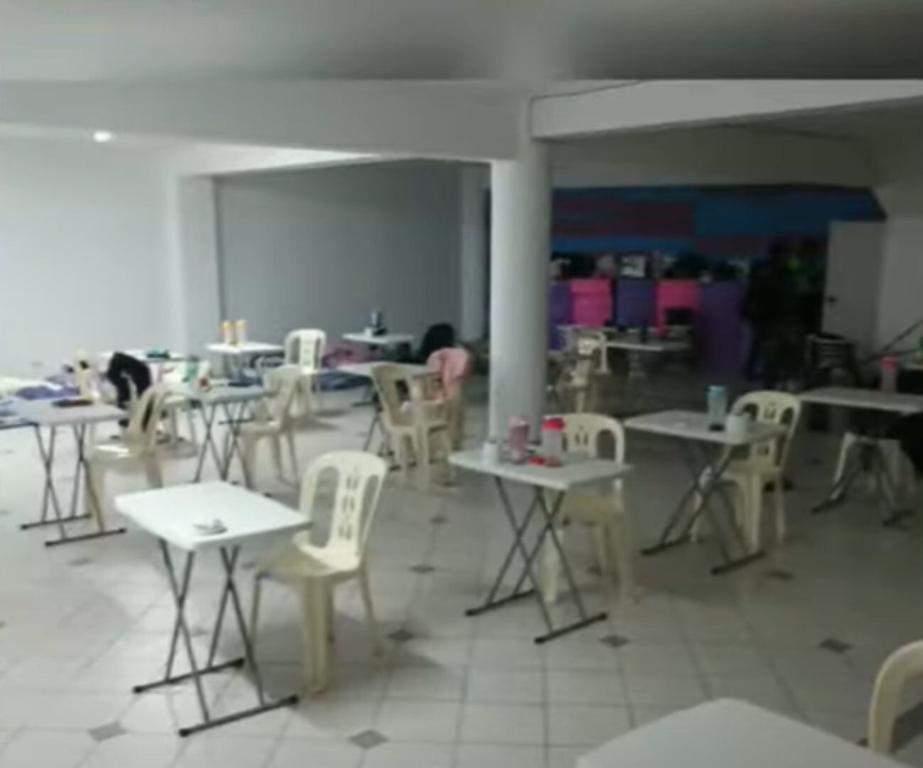 Un salón de la vivienda fue acondicionado como un 'call center'. Foto: PNP