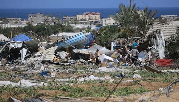 La gente busca artículos recuperables tras una incursión israelí en la zona de al-Mawasi en Rafah, en el sur de la Franja de Gaza, el 29 de junio de 2024. (Foto de Eyad BABA / AFP)