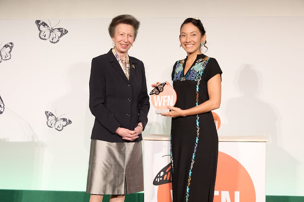 Paola Sangolquí junto a la princesa Ana del Reino Unido recibiendo el Premio Whitley. Foto: cortesía Fondo Whitley para la Naturaleza