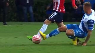 Gustavo Ferrareis, jugador de Puebla, sufrió grave fractura en el partido ante Chivas | VIDEO