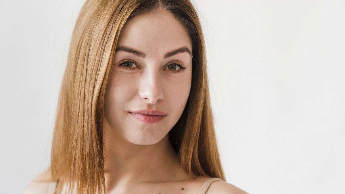 La decisión de prescindir del maquillaje, lejos de ser una simple omisión en la rutina de belleza, revela complejas dinámicas psicológicas | Foto: Freepik