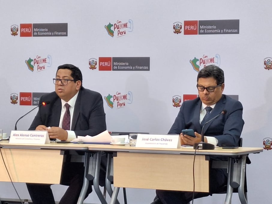 José Carlos Chávez (derecha) asumió el cargo de viceministro de Hacienda en diciembre de 2022. (Fabiana Sánchez)