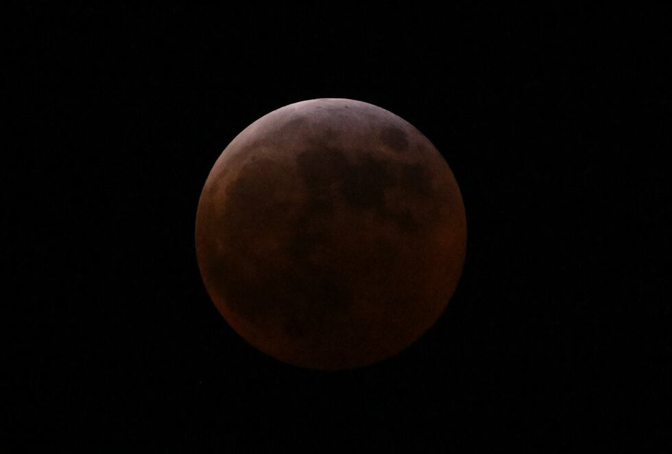 Fotografía el eclipse lunar total en México a poco de formarse la Luna de Sangre (Foto: AFP / Yuri Cortez)