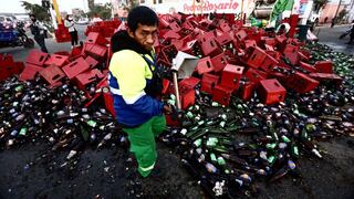 Rímac: camión con cajas de cerveza se despista y genera tráfico vehicular en avenida Tacna | VIDEO 
