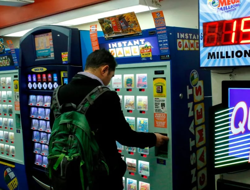 Los premios menores pueden cobrarse donde se compró el boleto, mientras que los premios mayores deben reclamarse en una sede oficial de la lotería (Foto: AFP)