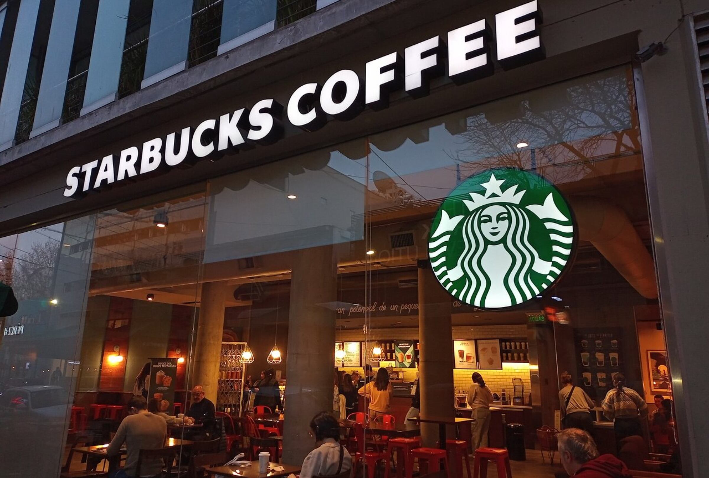 La compañía aseguró que este año distribuirá más vasos que en ediciones anteriores. (Foto: AFP)