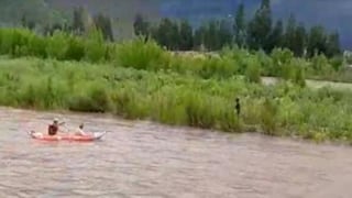 PNP y maestro de canotaje rescataron a un joven que era llevado por la corriente de un río en Cusco | VIDEO