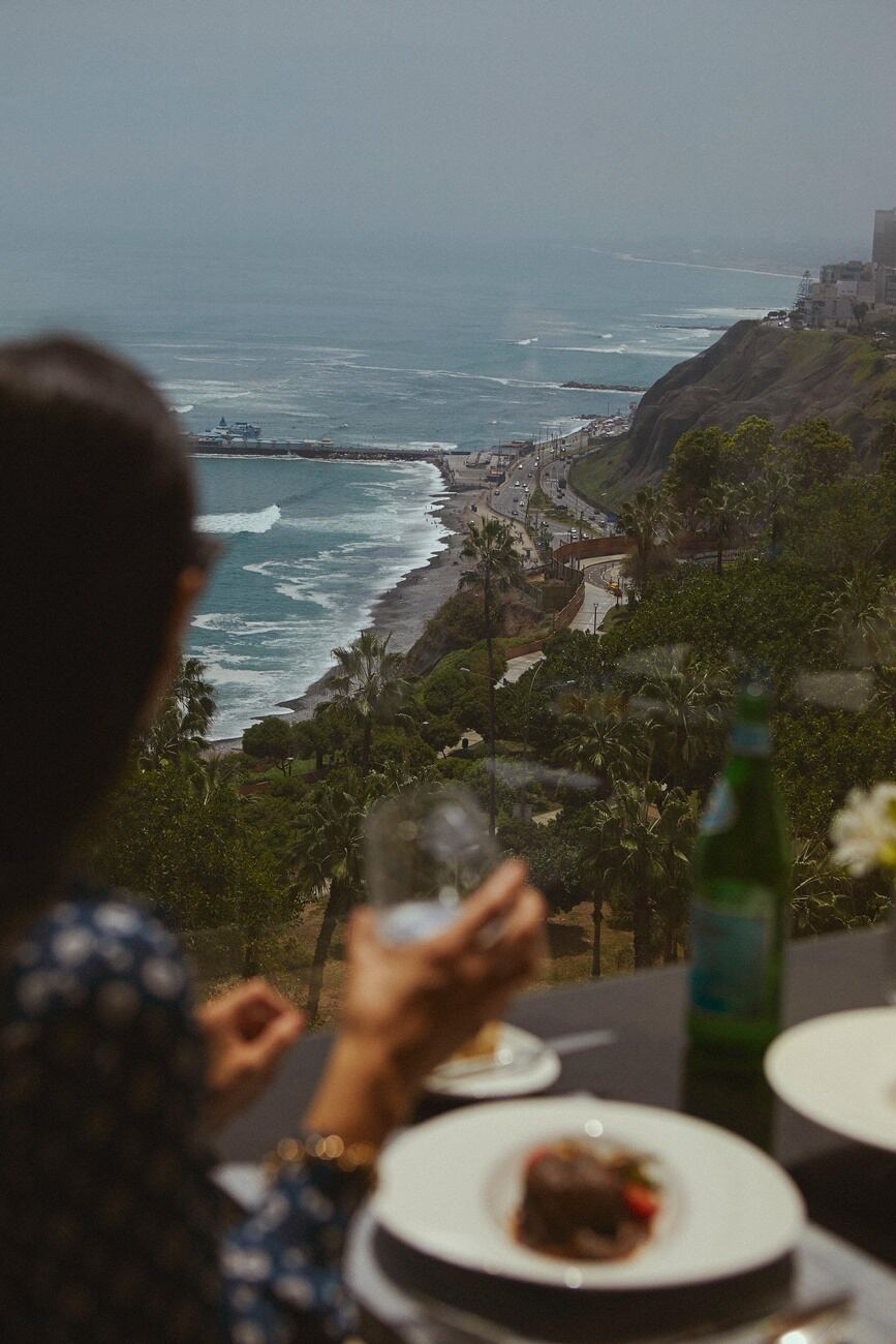 Disfruta del tea time navideño, con una de las mejores vistas al océano en el restaurante del Miraflores Park, A Belmond Hotel.