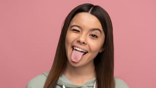 ¿Tienes la lengua blanca? Esto dice el color de tu lengua sobre tu estado de salud