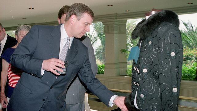 Príncipe Andrés antes de las graves acusaciones: cuando conoció Machu Picchu y recibió una chompa de alpaca para la reina Isabel II