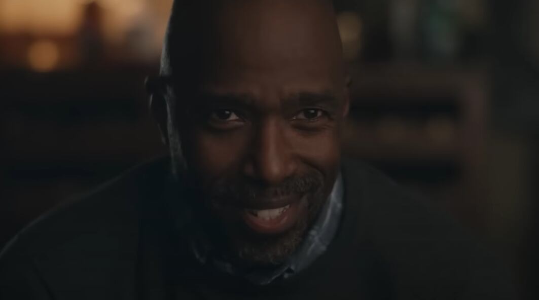 Ntare Guma Mbaho Mwine como Silas en "Dead Ringers" (Foto: Amazon Studios)