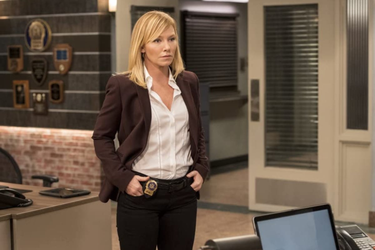 Kelli Giddish con su placa de investigadora policial (Foto: Wolf Films)