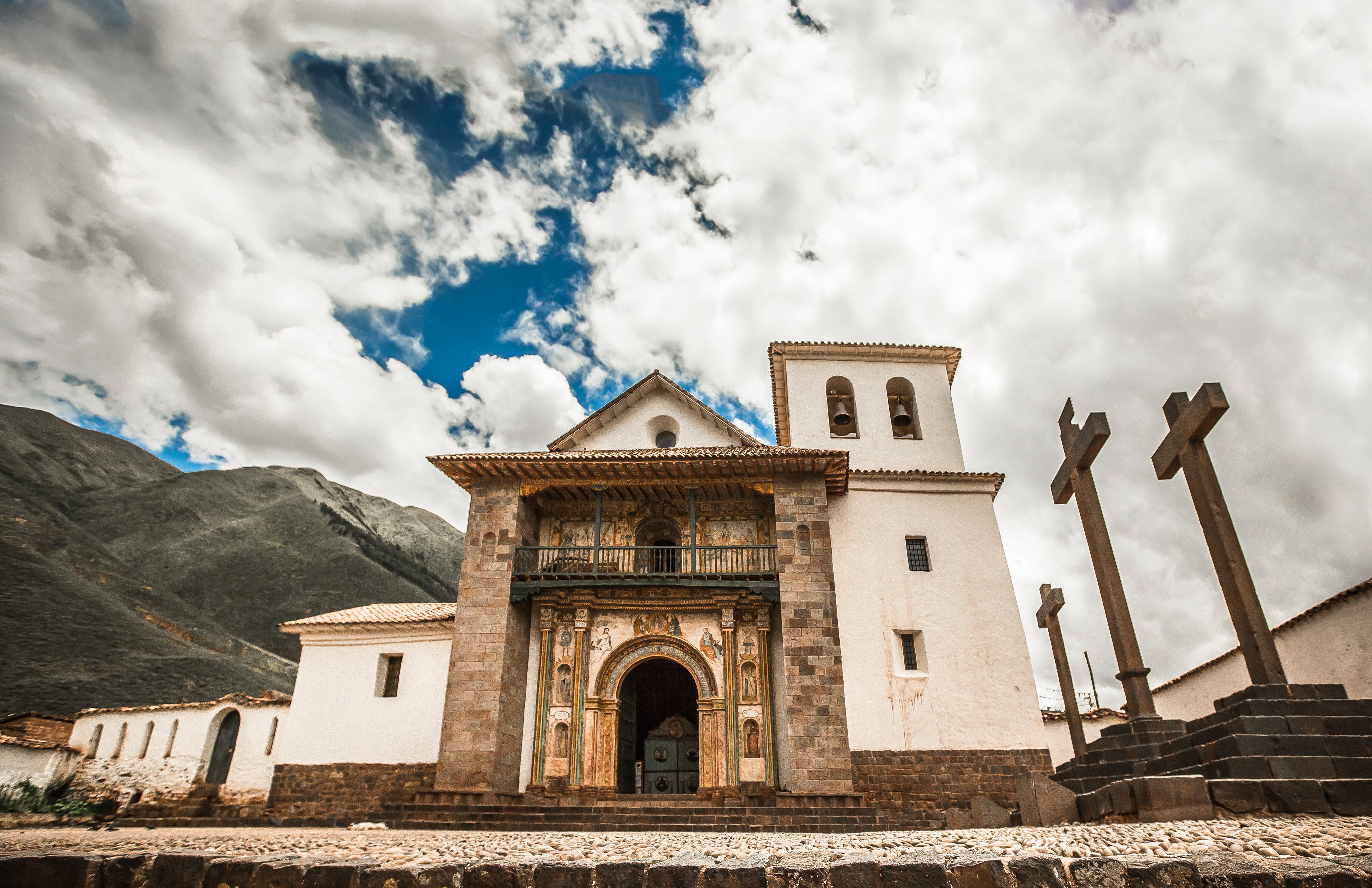 El Templo San Pedro Apóstol de Andahuaylillas, una de las iglesias de la Ruta del Barroco Andino.