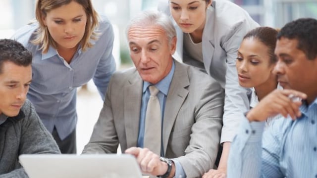 Rompiendo barreras digitales: El 90,3% de personas mayores de 50 años muestra un alto entusiasmo por la IA