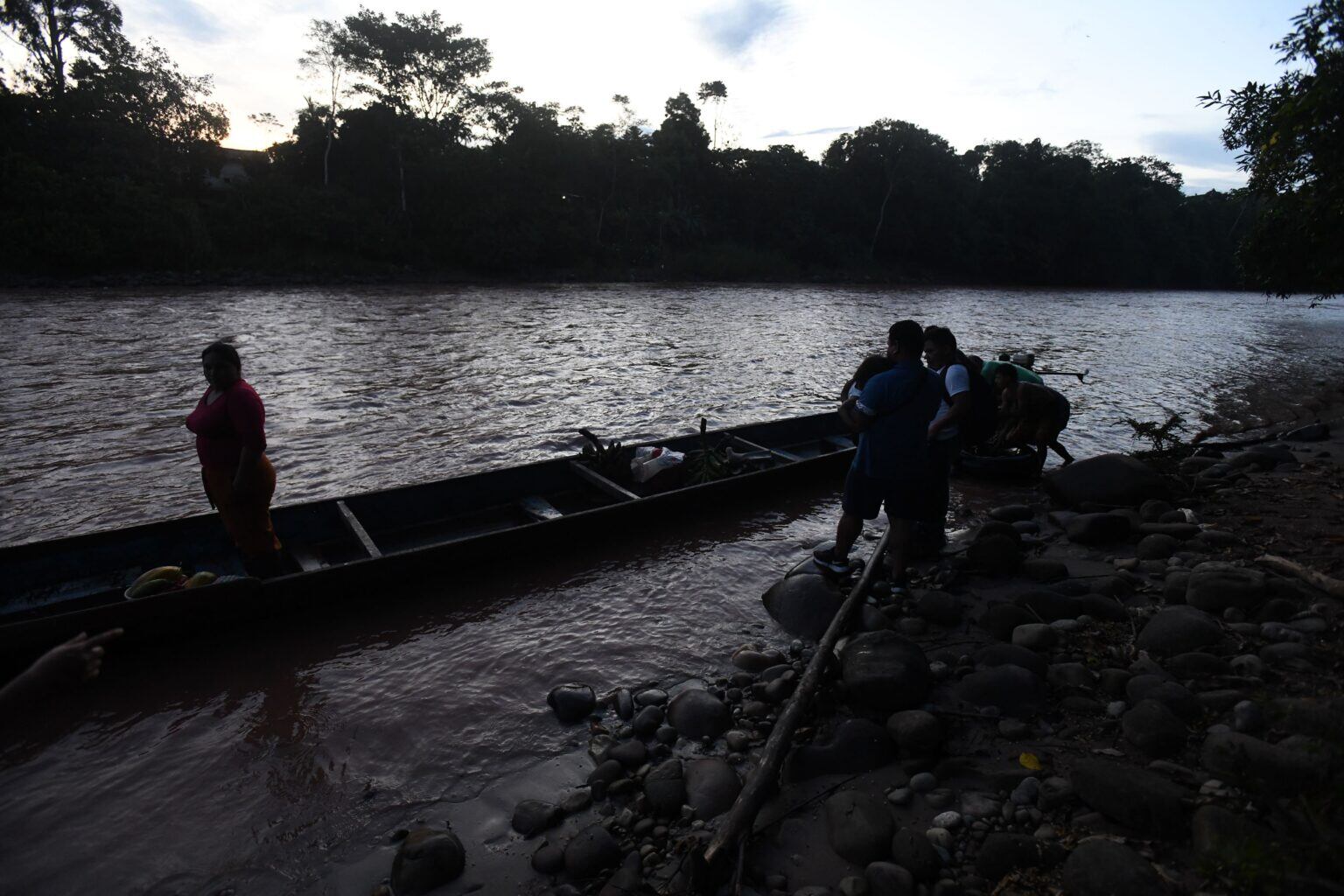 El líder kakataibo Mariano Isacama, quien nos acompañó en parte de este recorrido, fue torturado y asesinado meses después. Él ya había recibido amenazas anónimas, presuntamente del narcotráfico, debido a sus acciones para erradicar esta actividad. Foto: Mongabay Latam.