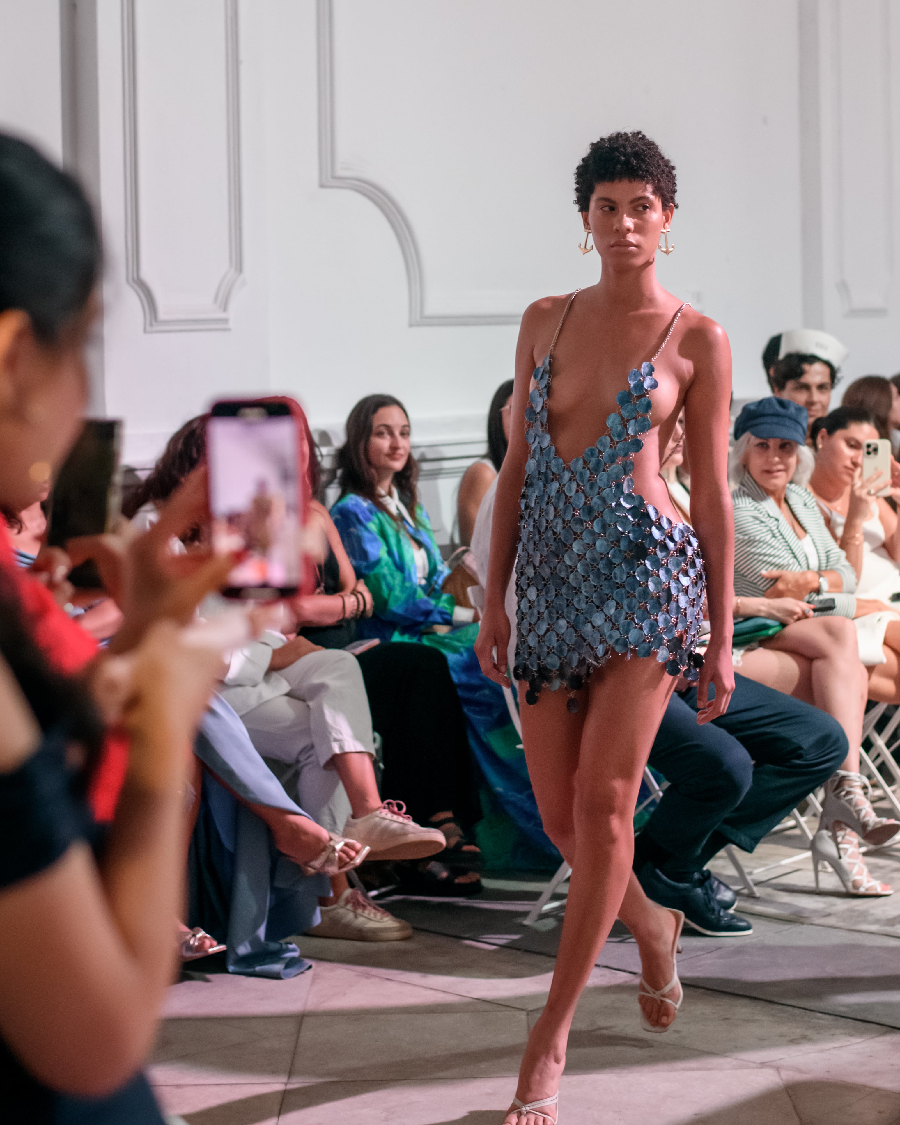 Vestido corto de lentejuelas elaboradas con escamas de paiche recicladas de la pesca artesanal (Foto: Daniel Santisteban @danisantisteban).