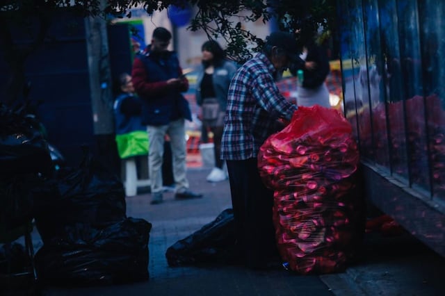 En la madrugada del domingo 30 de noviembre, diversos recicladores llegaron a la zona para recoger botellas y productos reciclables. (Foto: @photo.gec)