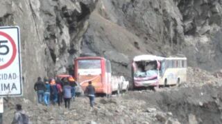 Áncash: cuatro muertos dejó derrumbe de talud sobre buses en la vía Caraz - Huallanca 