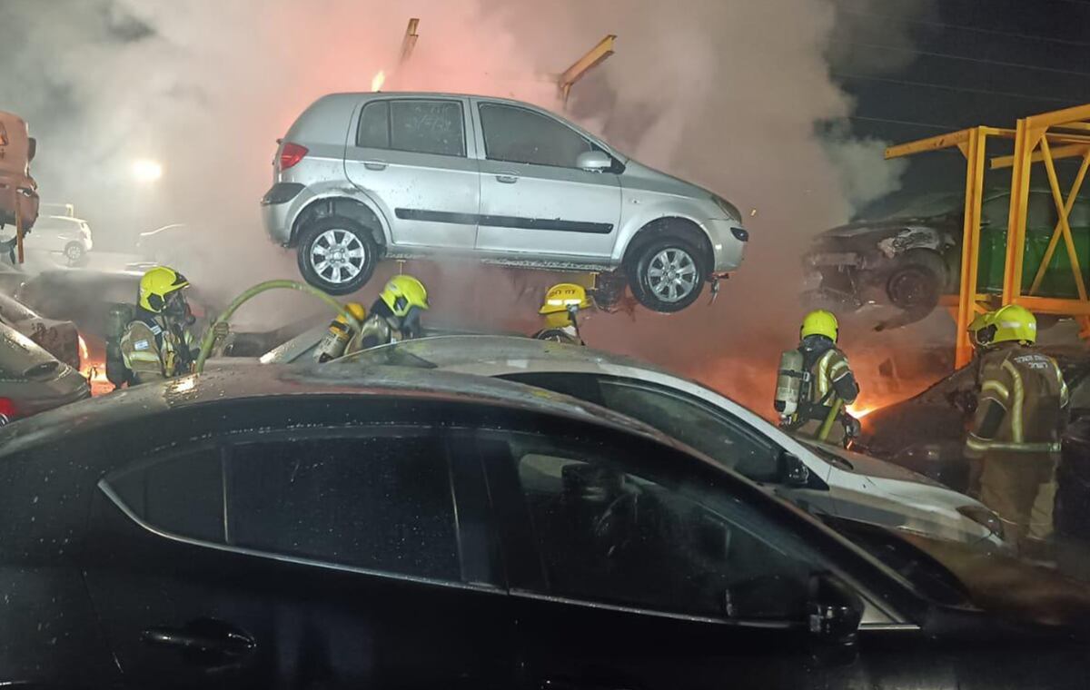 Bomberos apagando un incendio en un estacionamiento, en Distrito Central de Israel, el 17 de junio de 2025. (Foto del Cuerpo de Bomberos y Rescate de Israel / EFE)