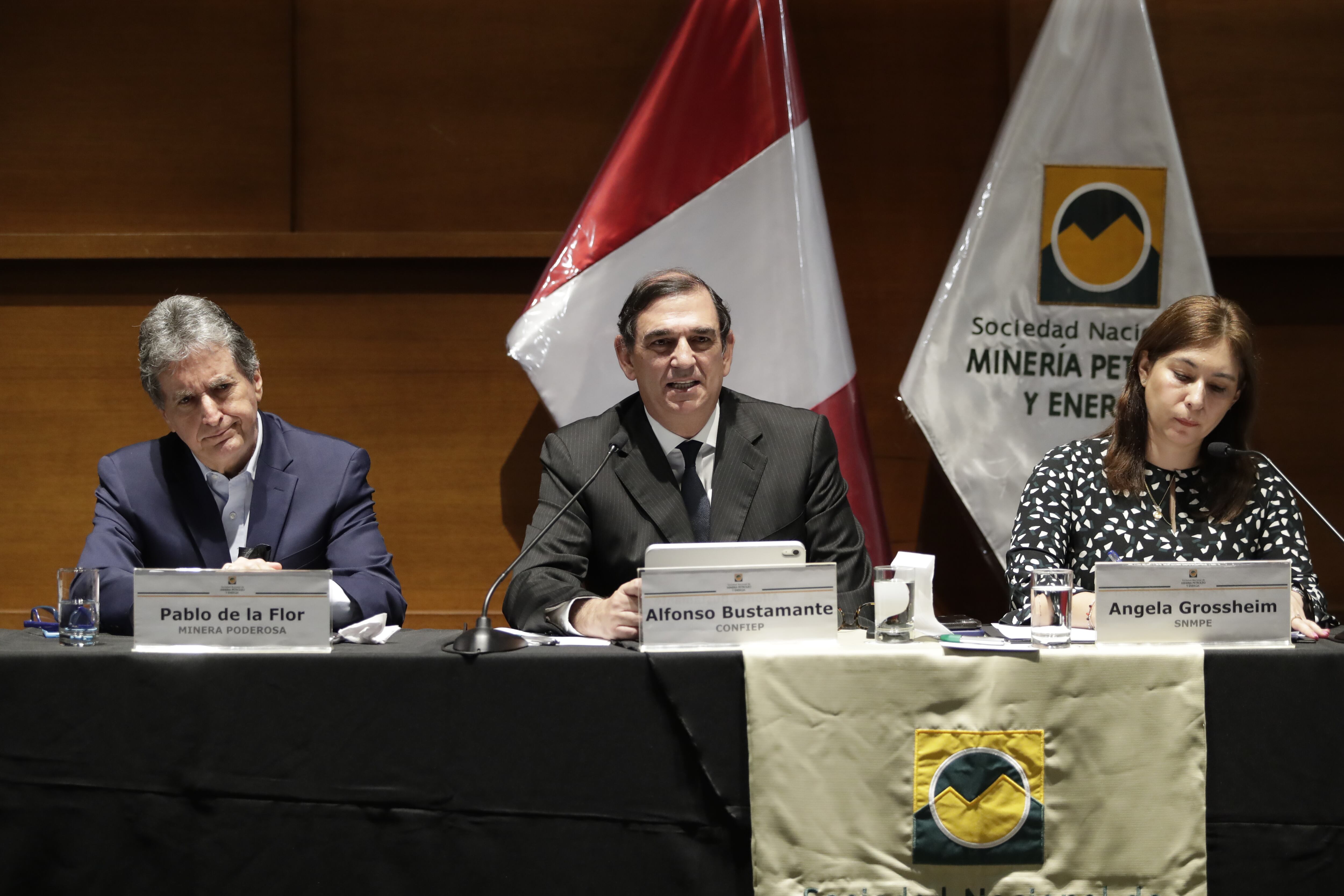 Pablo de la Flor, representante de Minera Poderosa; Alfonso Bustamante, presidente de Confiep; y Angela Grossheim, directora ejecutiva de la SNMPE. (Foto: Hugo Pérez)