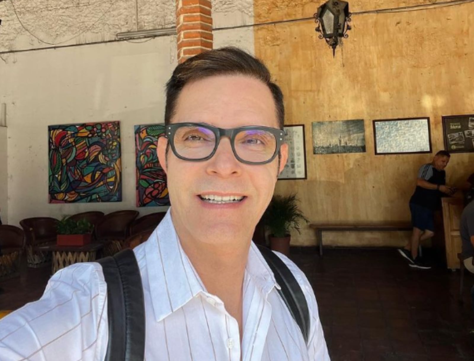 El conductor posando con una camisa blanca (Foto: Horacio Villalobos / Instagram)