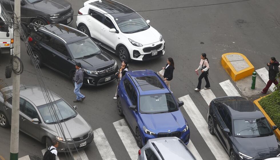 Los peatones también son de los más afectados con el tráfico.