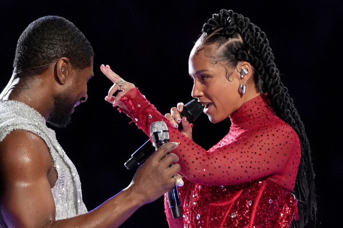 Usher y quién cantó en el medio tiempo del Super Bowl | Foto: AFP