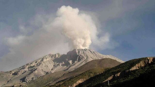 Moquegua: captan preciso momento de una de las explosiones del volcán Ubinas | VIDEO