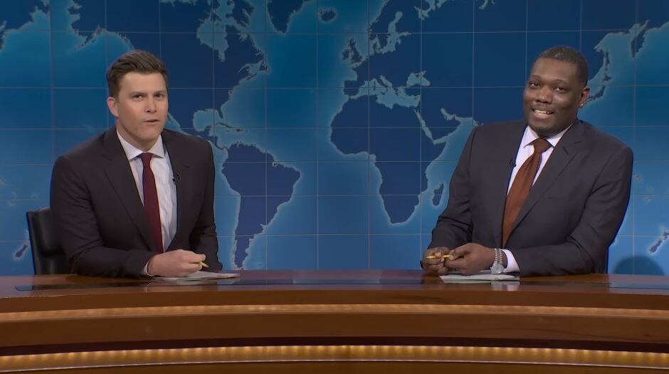 Colin Jost y Michael Che protagonizaron el segmento que consiste en leer chistes que no habían visto. (Foto: Saturday Night Live / YouTube)