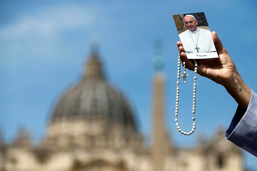 FOTODELDIA CIUDAD DEL VATICANO (VATICANO) 21/04/2025.- Una monja muestra una foto del papa Francisco durante su rezo este lunes en la Plaza de San Pedro en el Vaticano. El papa Francisco falleció este lunes a las 7.35 horas (5.35 GMT) en su residencia de la Casa Santa Marta, anunció en un video mensaje el camarlengo, el cardenal Kevin Joseph Farrel. EFE/ Angelo Carconi