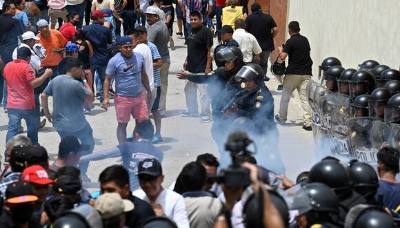 Agentes de policía disparan gases lacrimógenos para dispersar a protestantes frente a un centro de votación que permanece cerrado tras presuntas amenazas e irregularidades, en San José del Golfo, el 25 de junio de 2023. (Foto de Johan ORDONEZ / AFP)
