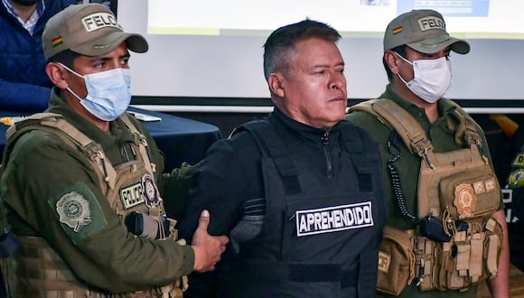 El ahora destituido jefe del ejército boliviano, el general Juan José Zúñiga, es escoltado por policías tras su arresto, después de que encabezó un movimiento militar que intentó tomar por la fuerza el palacio de gobierno. (Foto de Daniel MIRANDA / AFP).