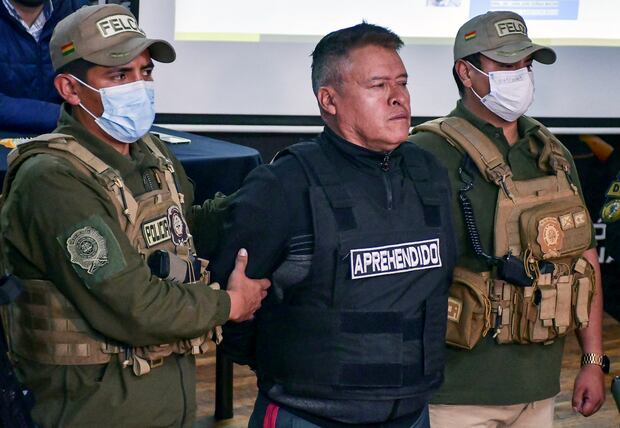 El ahora destituido jefe del ejército boliviano, el general Juan José Zúñiga, es escoltado por policías tras su arresto, después de que encabezó un movimiento militar que intentó tomar por la fuerza el palacio de gobierno. (Foto de Daniel MIRANDA / AFP).