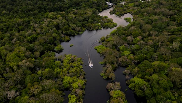 Vista aérea que muestra un bote a toda velocidad en el río Jurura en el municipio de Carauari, en el corazón de la selva amazónica brasileña, el 15 de marzo de 2020. (Foto de Florence GOISNARD / AFP)