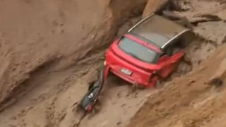 Huaicos afectan la carretera Tacna-Ilo y un vehículo cae en un socavón