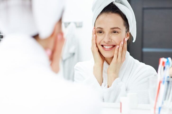 Además de eliminar el maquillaje y eliminar la suciedad, la limpieza facial prepara el rostro para absorber los productos que se aplican posteriormente. (Foto referencial: Freepik)