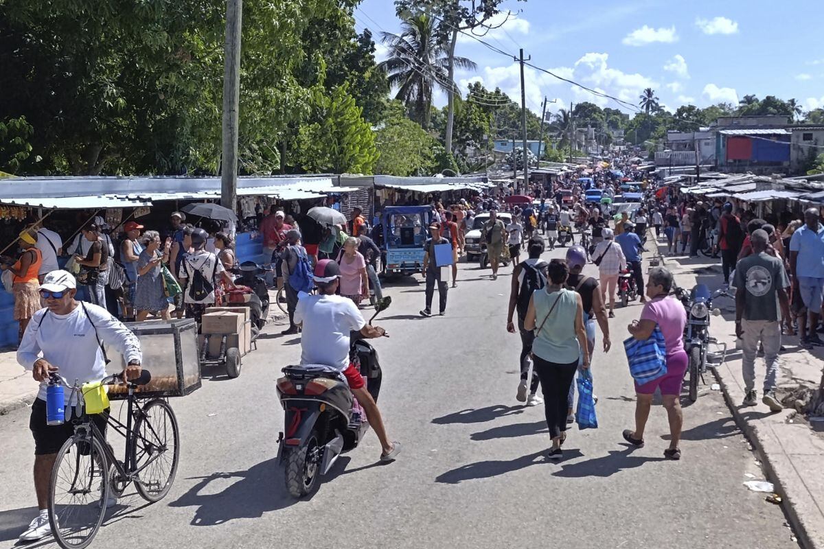 Personas recorren una vía comercial el miércoles 30 de julio, en La Habana (Cuba). Foto: EFE/ Ernesto Mastrascusa
