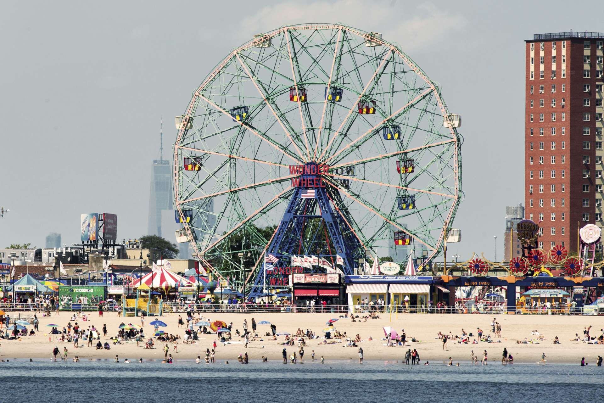 Coney Island es una de las playas más emblemáticas y concurridas de Nueva York (Foto: AFP)