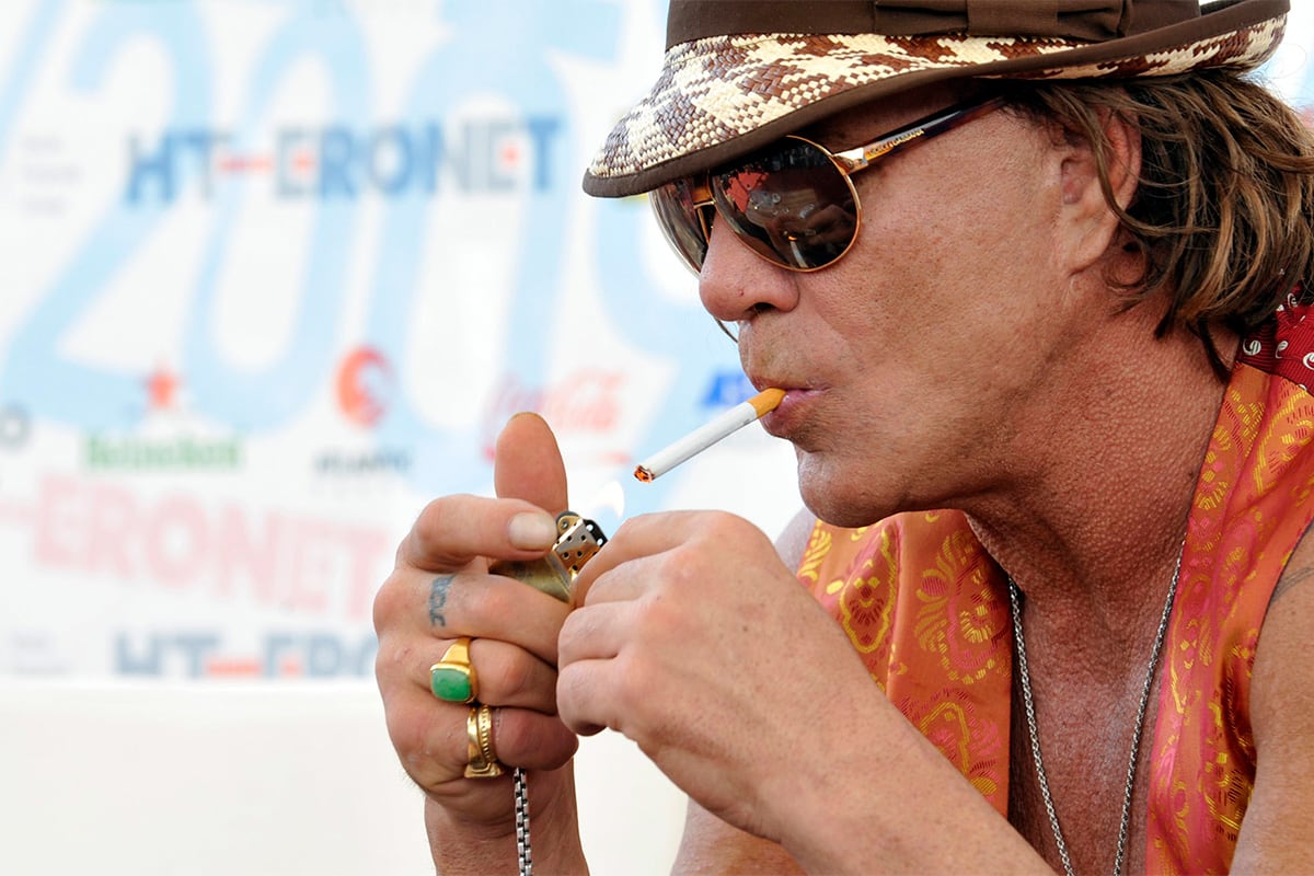 Mickey Rourke en la conferencia de prensa del 15.º Festival de Cine de Sarajevo en 2009. El actor llegó para presentar la película "The Wrestler". (Foto: AFP PHOTO/ELVIS BARUKCIC)