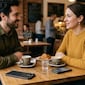 Los expertos en psicología coinciden: si tienes el celular siempre boca abajo no ocultas algo, sino que buscas proteger tu salud mental